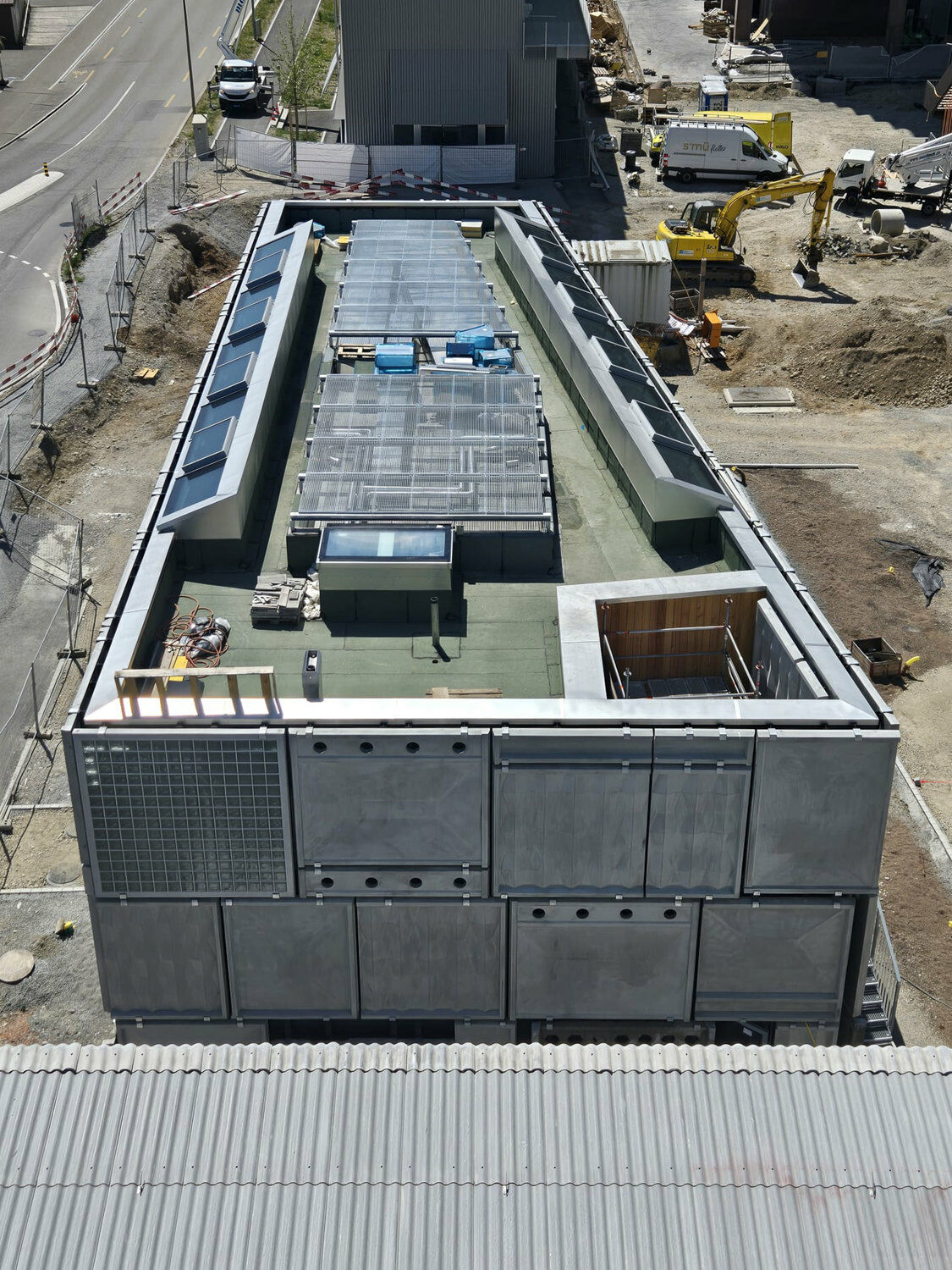 Die Fassade besteht aus teils wiederverwedneten, teils neu gefertigten Betonplatten.
