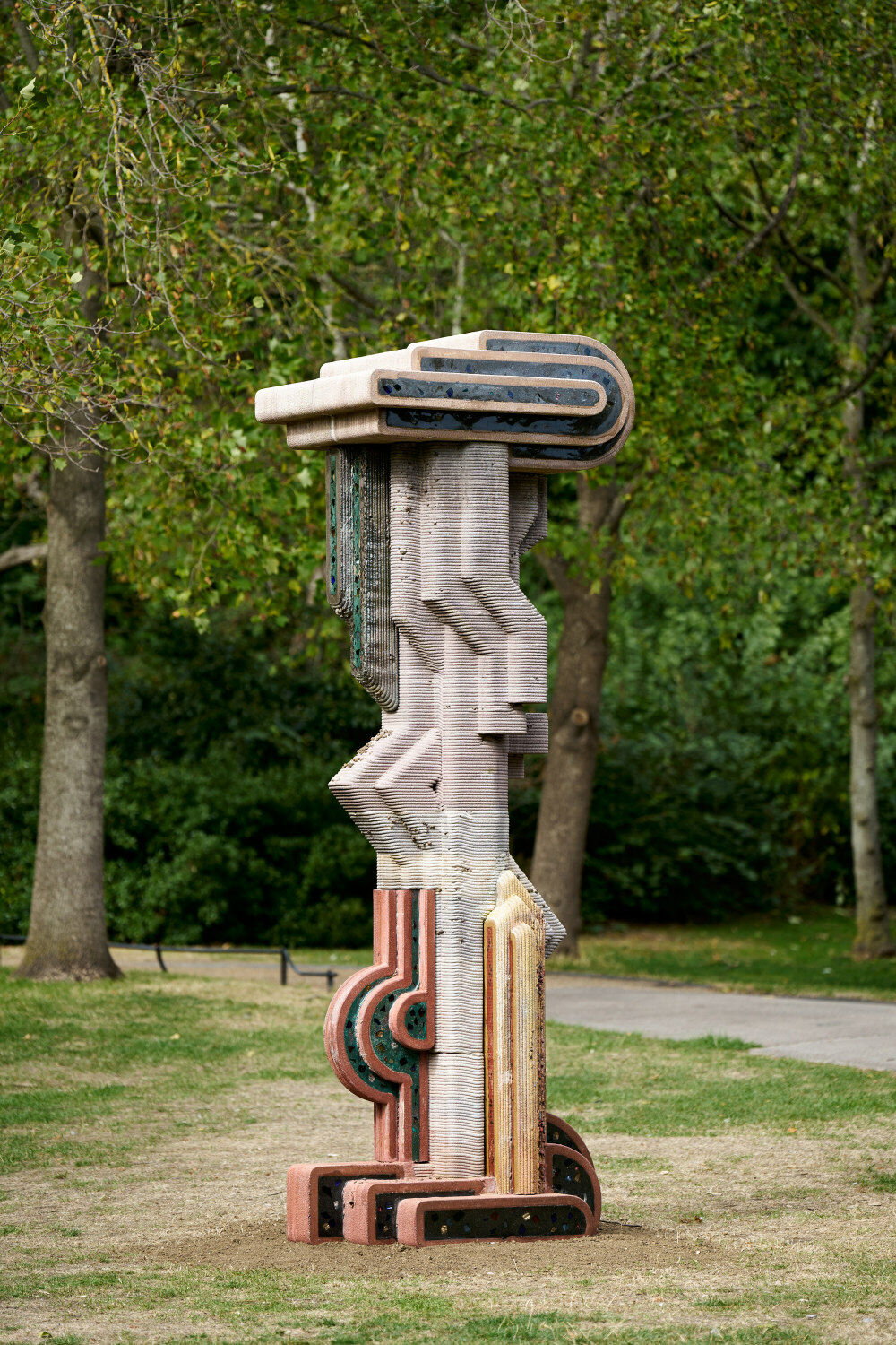 „Brutalist“ verbindet die Form einer klassischen Säule mit geometrischen Elementen der Moderne.