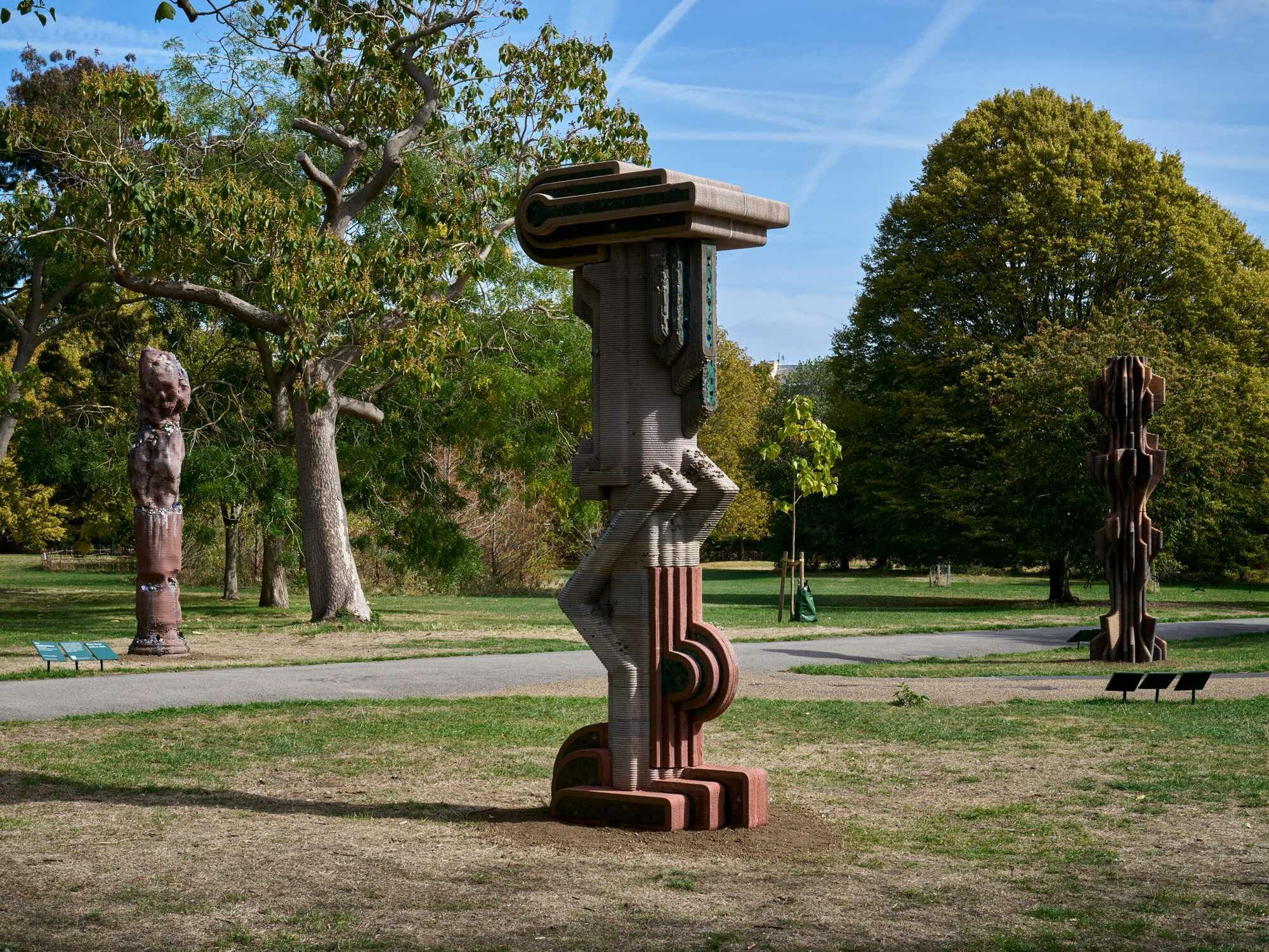 Die drei Betonskulpturen „Brutalist“, „Meteor“ und „Mace II“ im Londoner Regent’s Park.