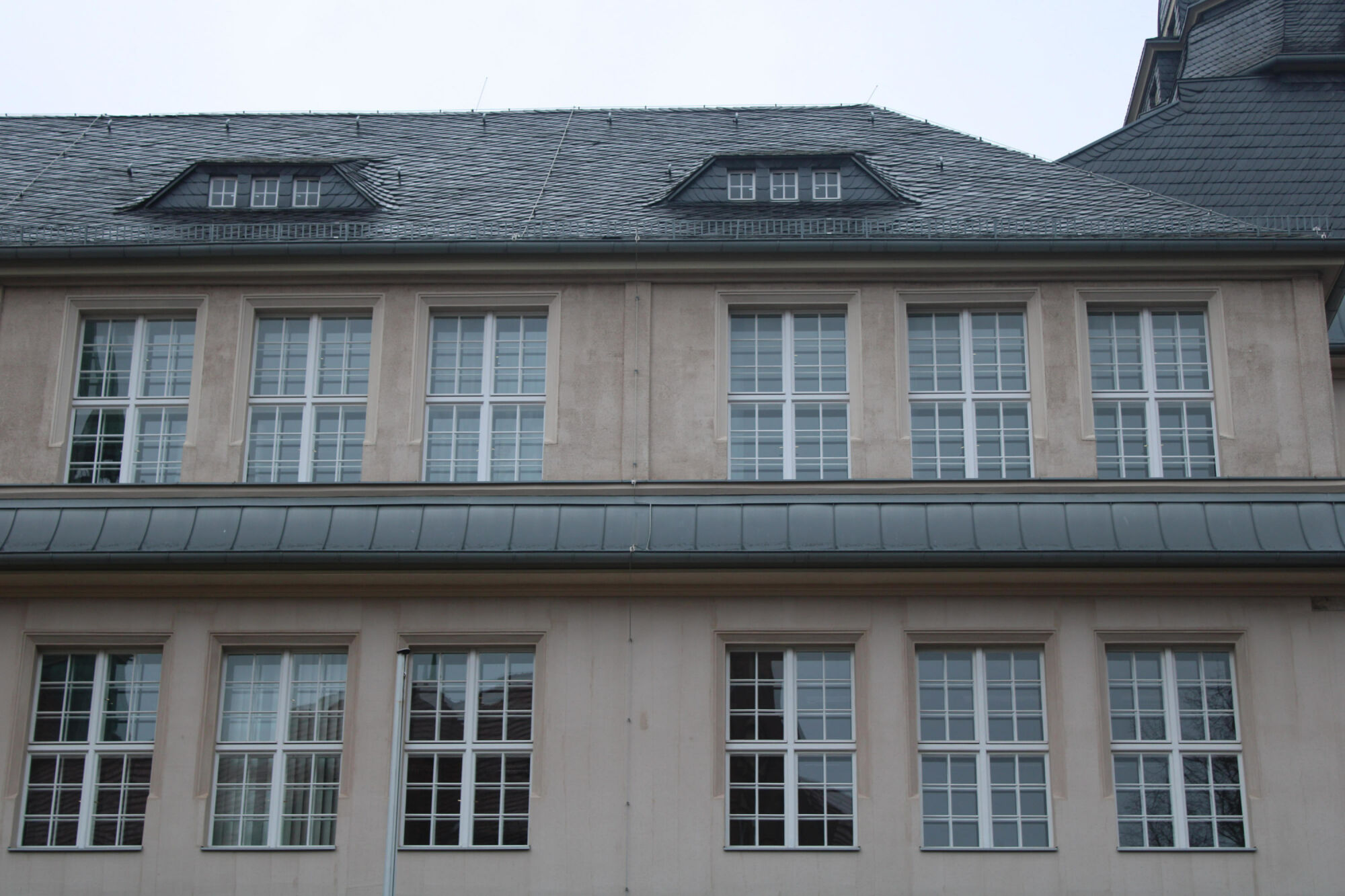 Gauben auf dem Dach der Schule am Rathaus in Berlin-Lichtenberg