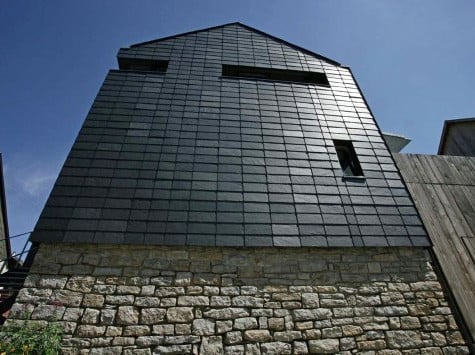 Ehemaliger Bauernhof in Uiffingen von Bruno Blesch, Box­berg: Die Fassaden erhielten als Schieferbekleidung eine Variable Rechteck-Deckung mit Kreuzfugen­raster in zwei Formaten: 50 x 25 cm und 25 x 25 cm