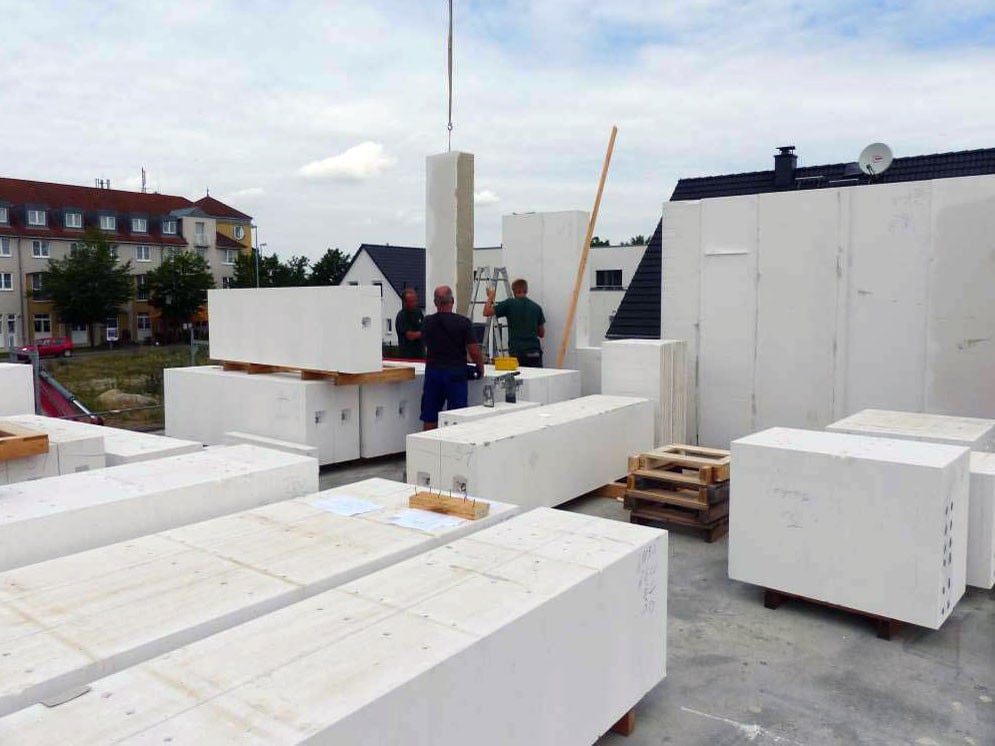 Porenbeton-Wandelemente beim Bau eines zweigeschossigen Einfamilienhauses in Leipzig