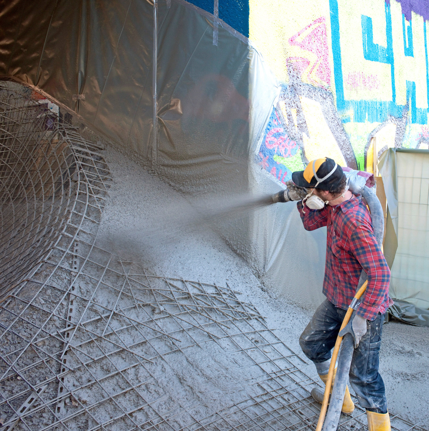 Nass-Spritzbeton beim Bau eines Skateparks in Heidelberg