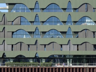 Grün lasierte Betonfertigteilfassade des Modezentrums Labels 2 in Berlin