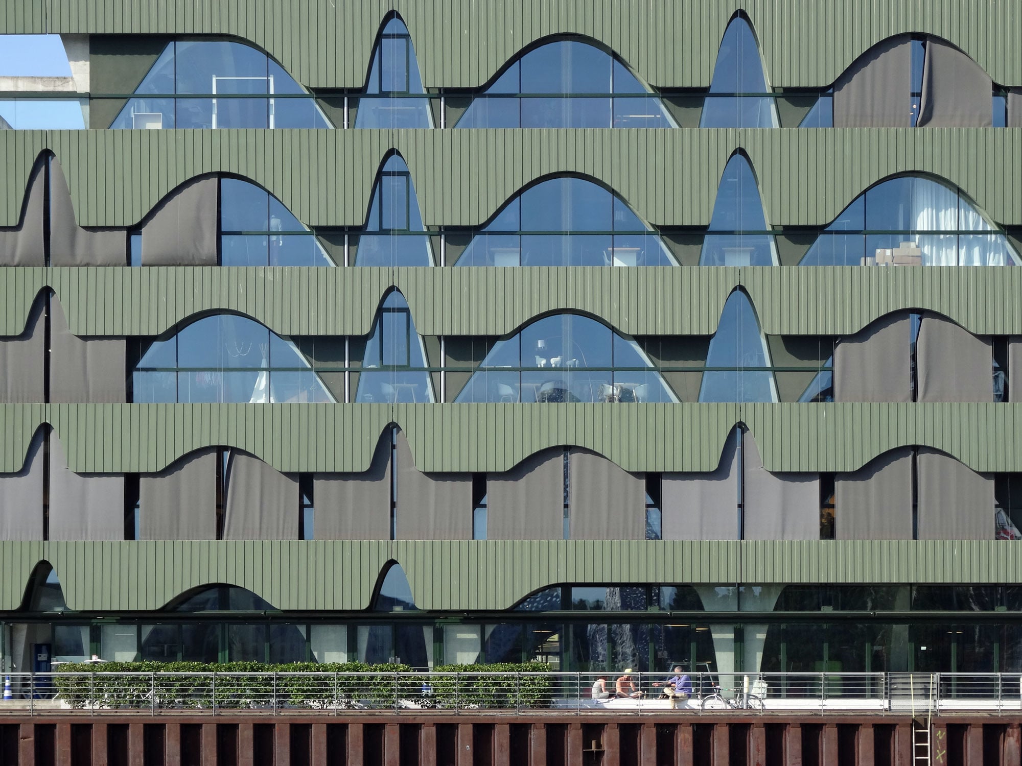 Grün lasierte Betonfertigteilfassade des Modezentrums Labels 2 in Berlin