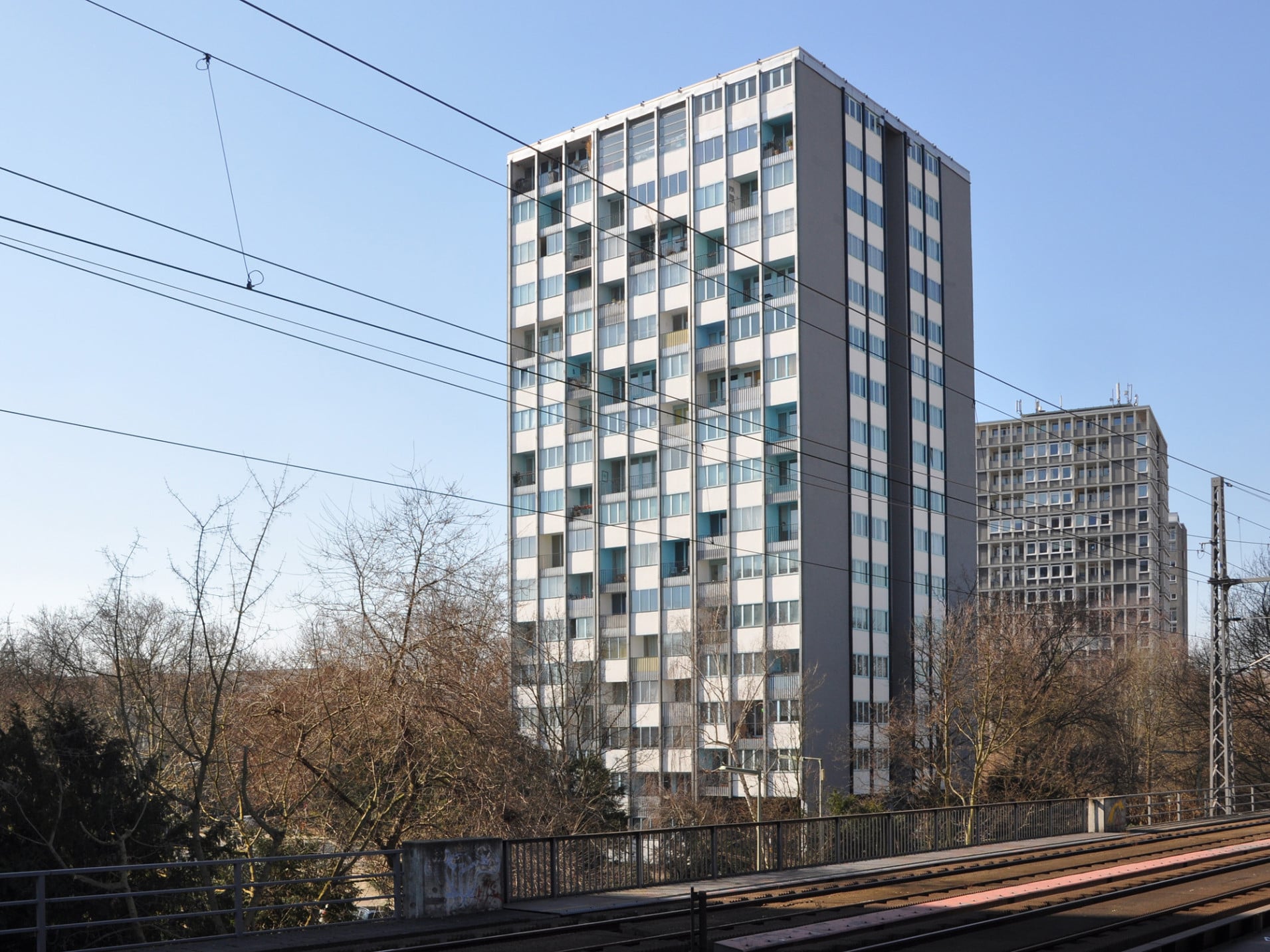 Unbewehrte Wandschotten und Treppenhauswandscheiben übernehmen im Wohnhochhaus im Berliner Hansaviertel (1956-57) die Lastabtragung, Architekten: Raymond Lopez und Eugène Beaudouin