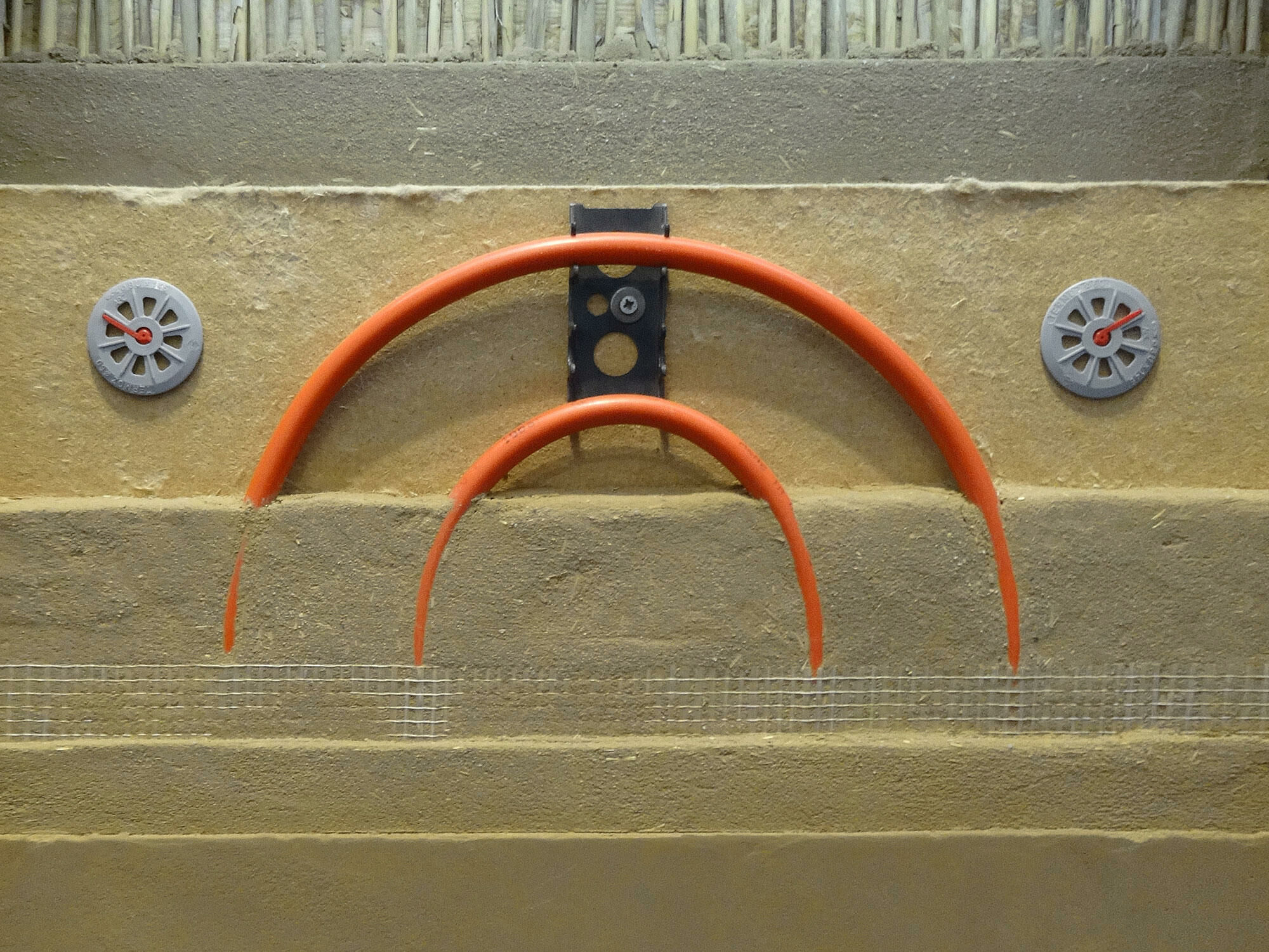 Detail einer Wandheizung mit Lehm