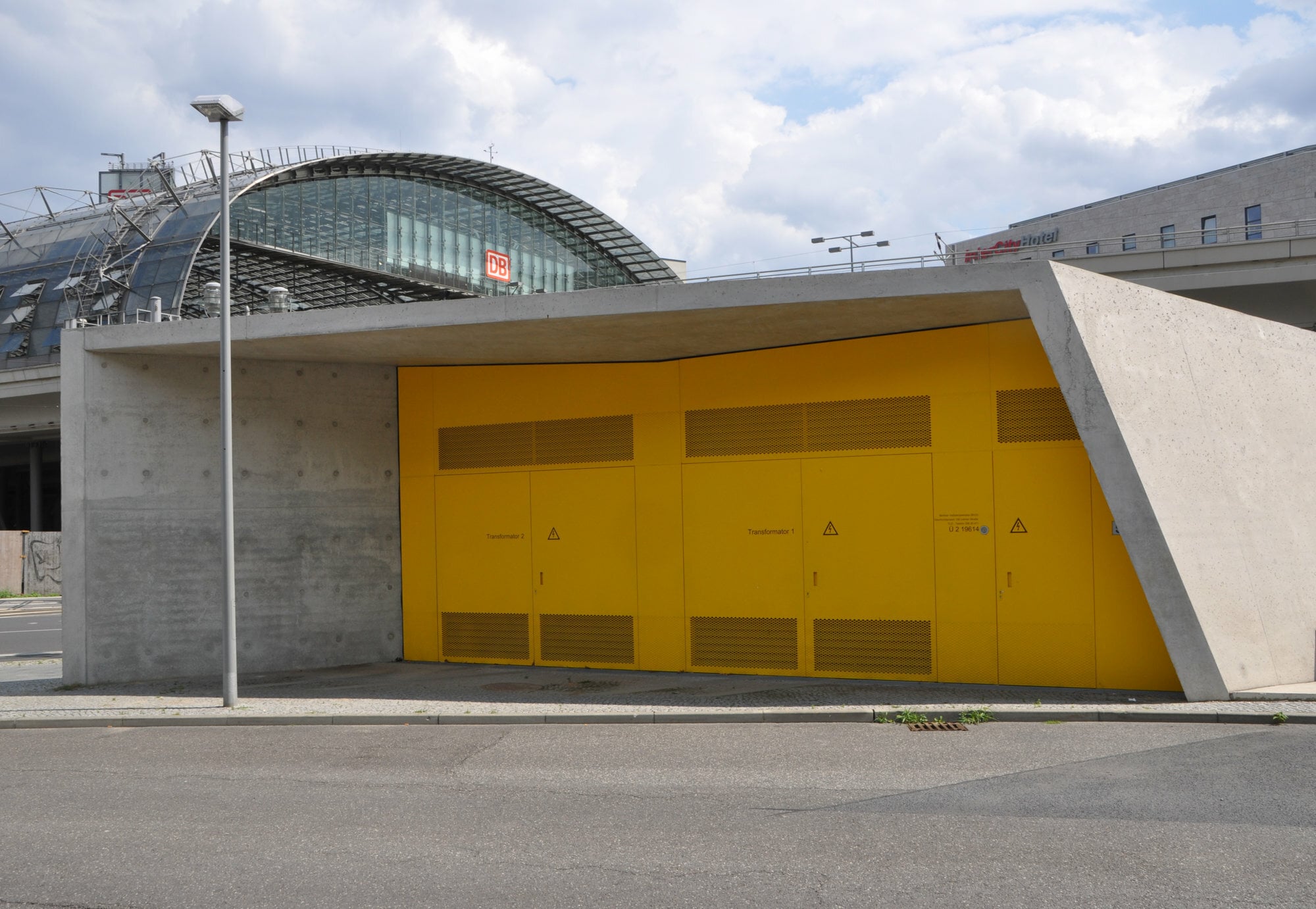 Auffällige gelbe Tore am Gleichrichterwerk 106 am Berliner Hauptbahnhof, Architektur: Bolwin Wulf