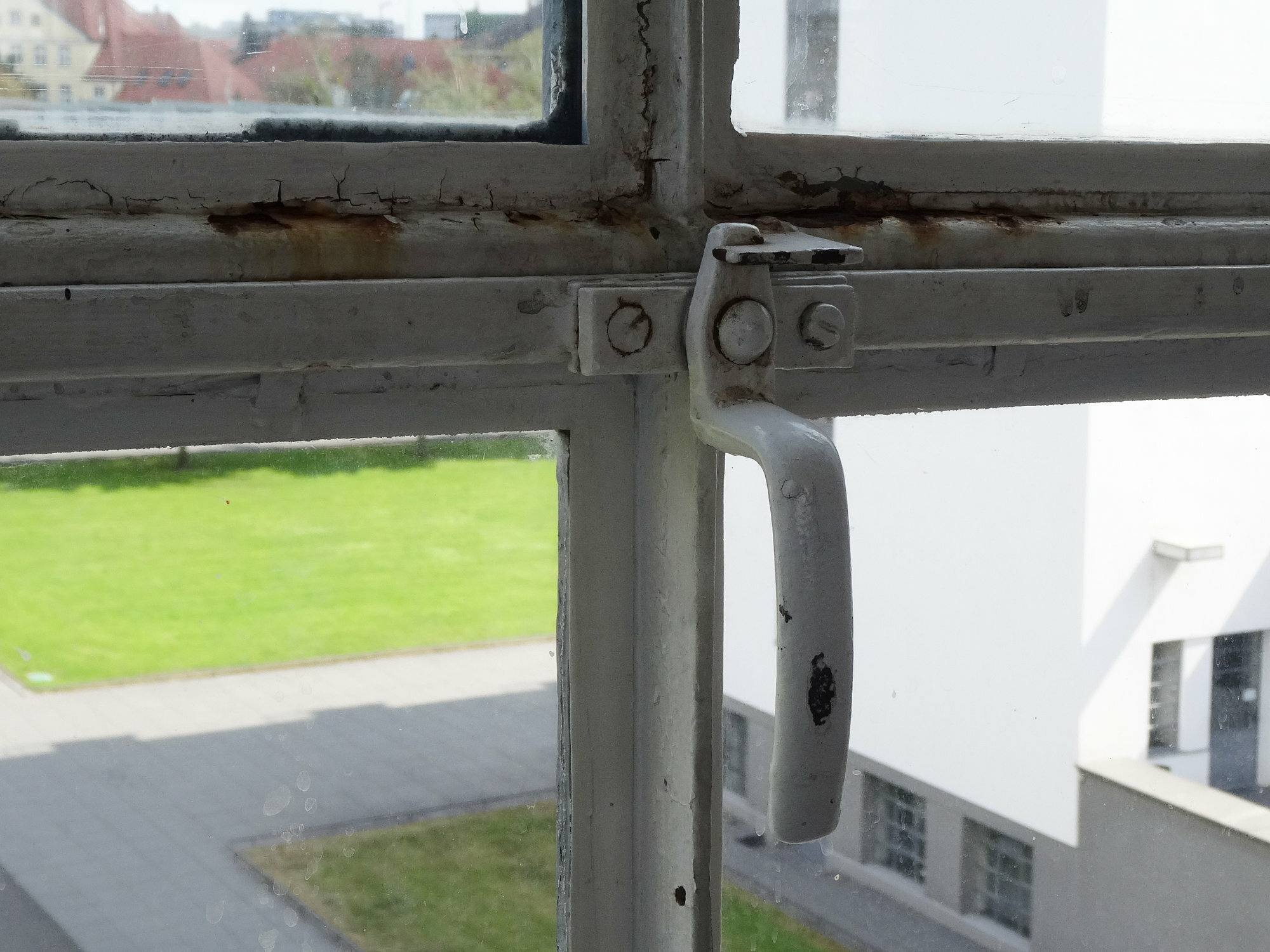 Drehbeschlag an einem Fenster im Bauhaus Dessau.