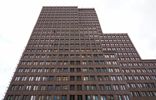 Wittmunder Klink­er an der Fas­sade des Kollhoff-Tower am Potsdamer Platz in Berlin