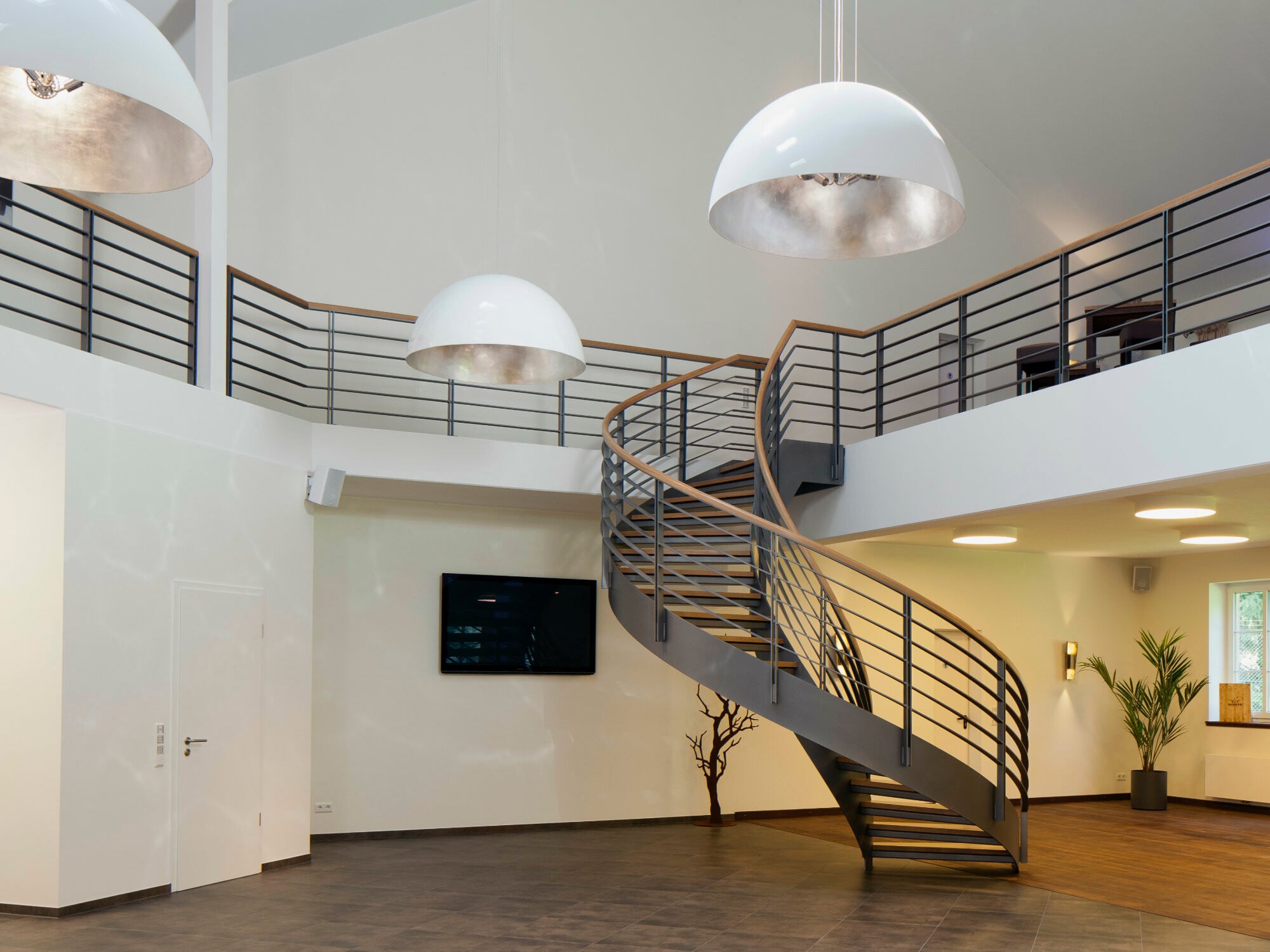 Wendeltreppe mit Gurtgeländer aus Flachstahl