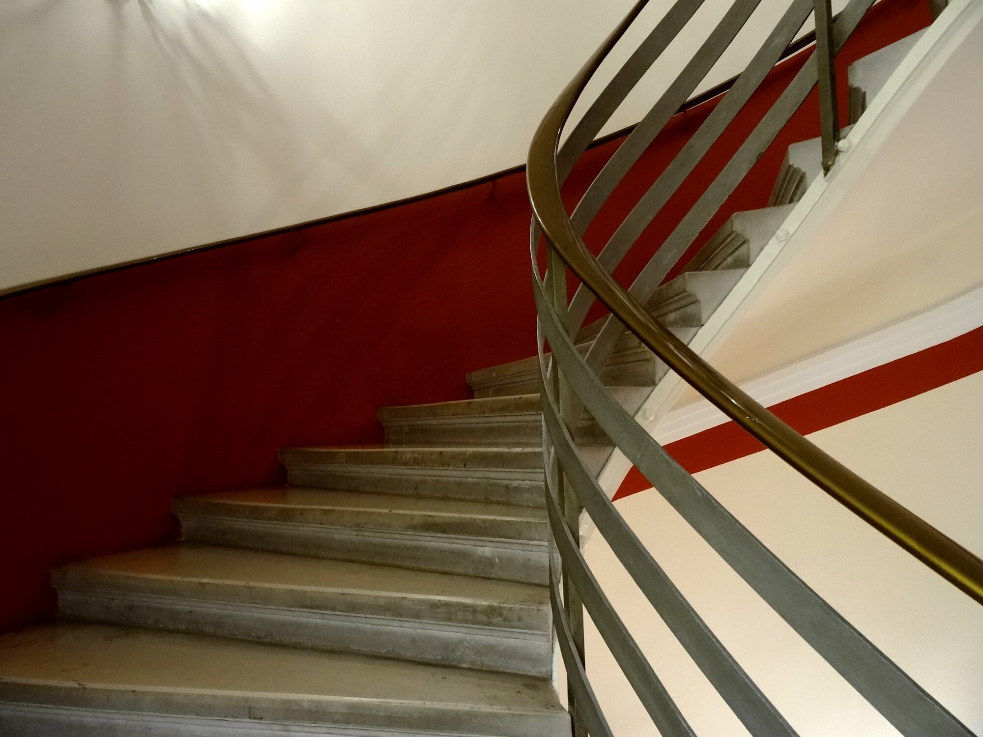 Gewendelte Treppe mit Gurtgeländer aus Flachstahl