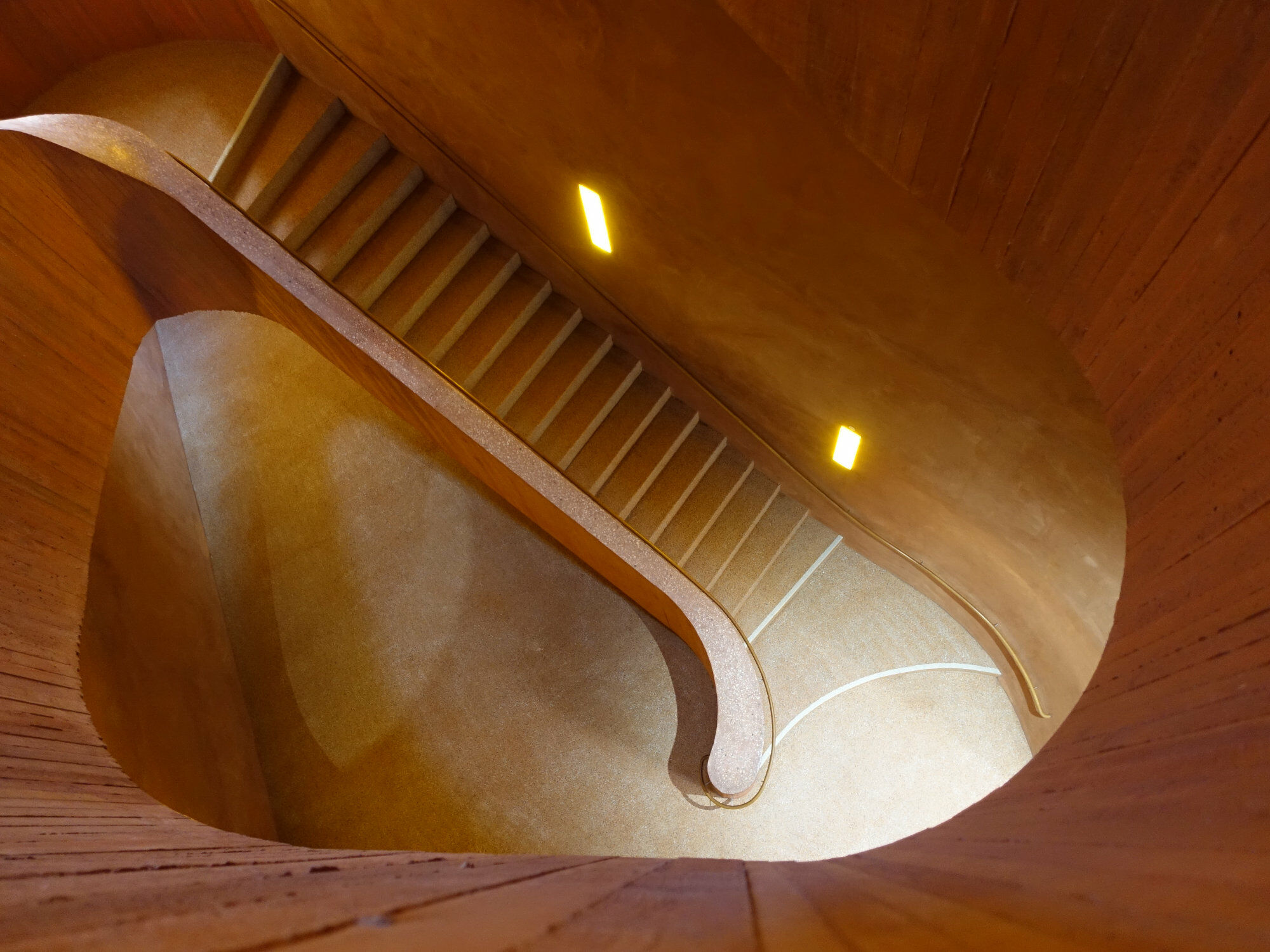 Treppenhaus aus rotem Sichtbeton im Museum Küppersmühle in Duisburg