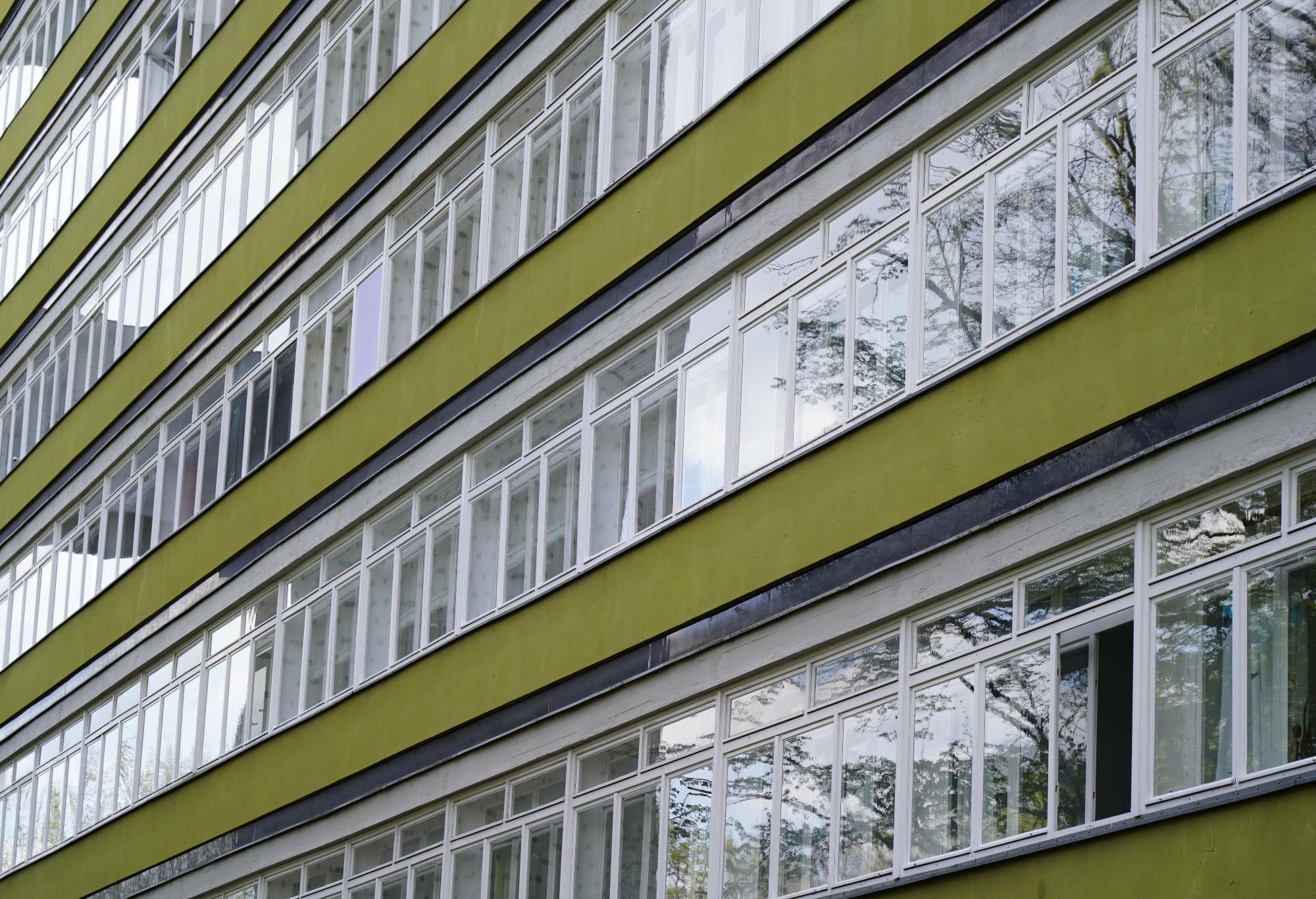 Bandfassade am Scheibenhochhaus von Oscar Niemeyer im Berliner Hansaviertel, Ostansicht