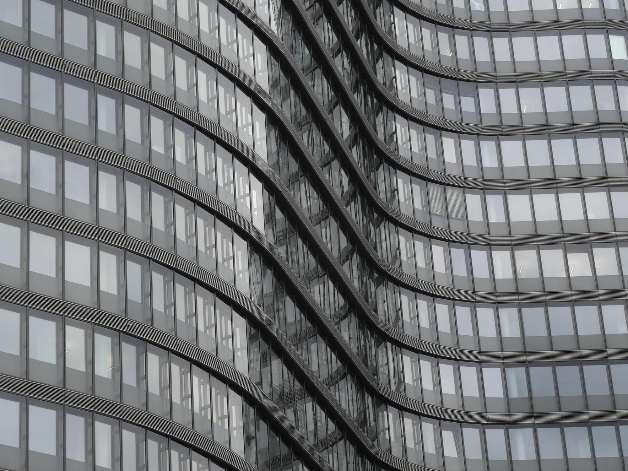 Bandfassade eines Büro- und Geschäftshauses in Wien
