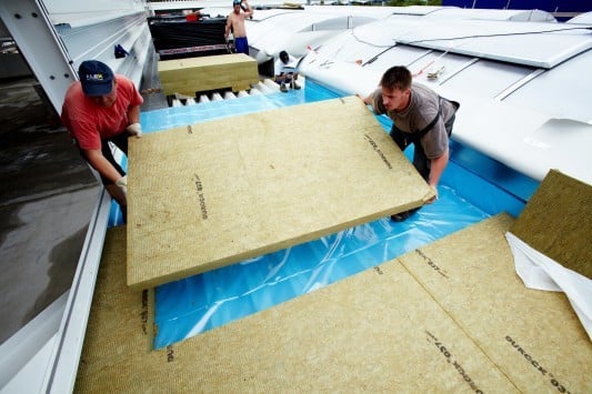 Die Flachdachdämmung wird oberhalb der Dampfsperre verlegt