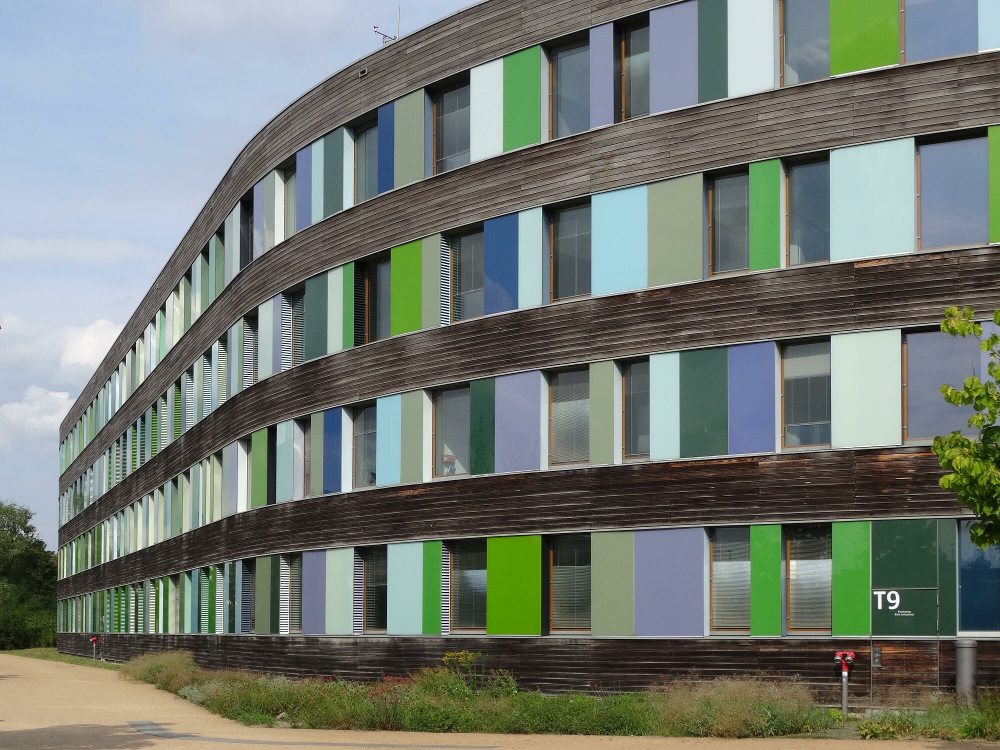 Holz-Elementfassaden mit Verbundfenstern und integriertem Sonnenschutz am Umweltbundesamt in Dessau, Architektur: Sauberbruch Hutton