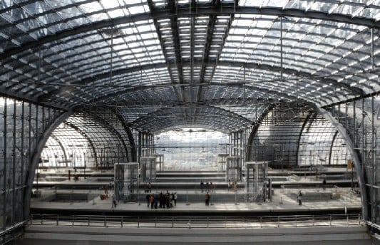 Die Verglasung des Berliner Hauptbahnhofes wurde mit Gießharz hergestellt