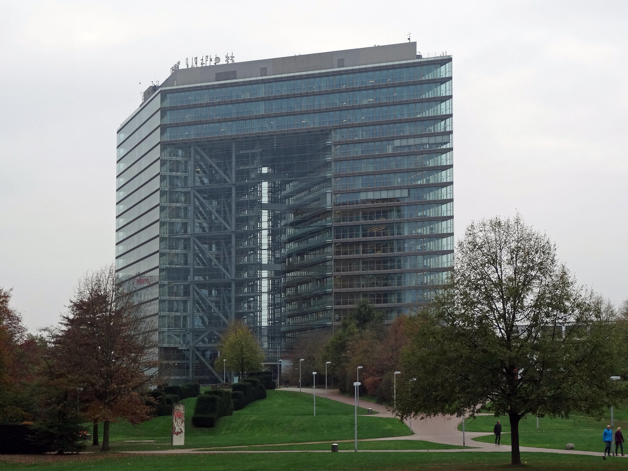 Korridorfassade mit einem Zwischenraum von bis zu 1,40 m am Düsseldorfer Stadttor (1998) , Architekten: Petzinka, Overdiek und Partner
