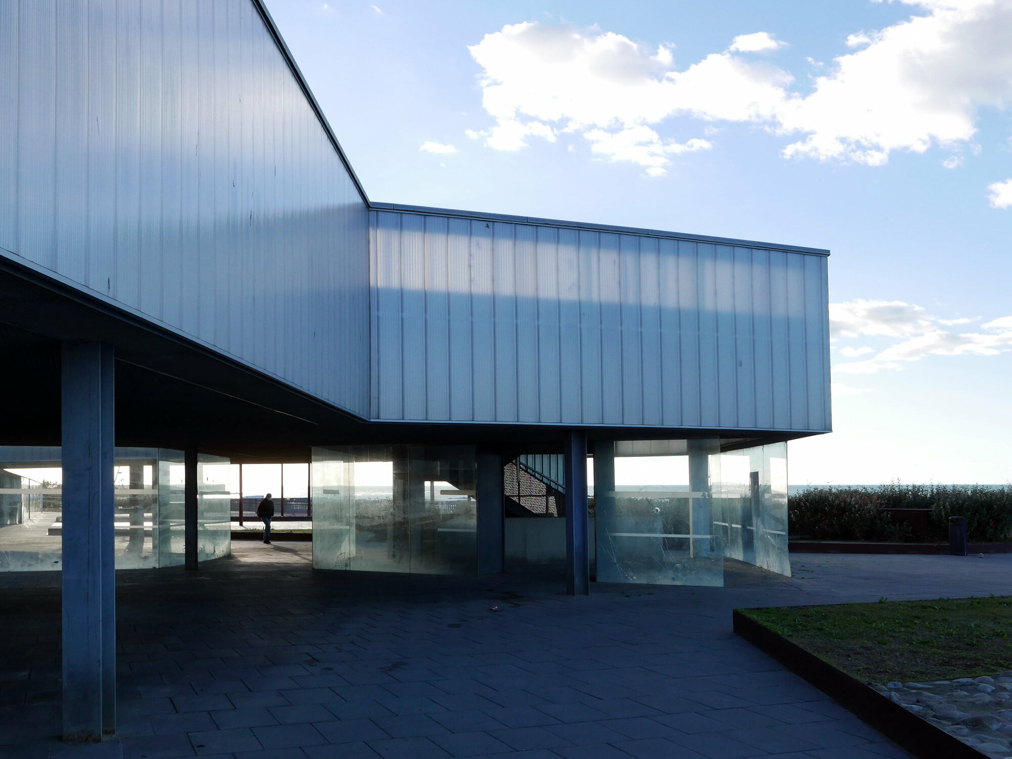 Polycarbonatplatten am Schutzbau des Parque Genovés im spanischen Cadiz, Architektur: José Luis Bezos Alonso