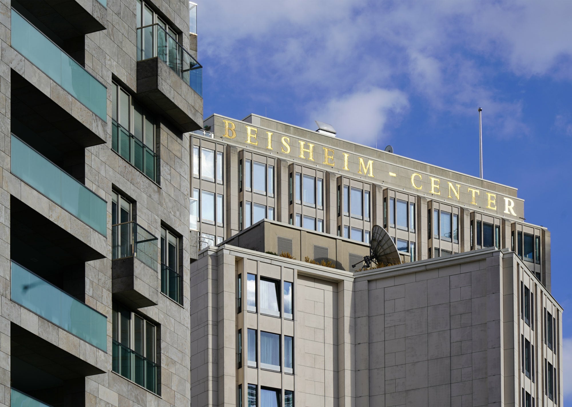 Muschelkalkfassade an der „Parkside Residence“ (links) in Berlin neben der Kalksteinfassade des Ritz Carlton Hotel im Beisheim Center, Architektur: David Chipperfield / Hilmer & Sattler und Albrecht