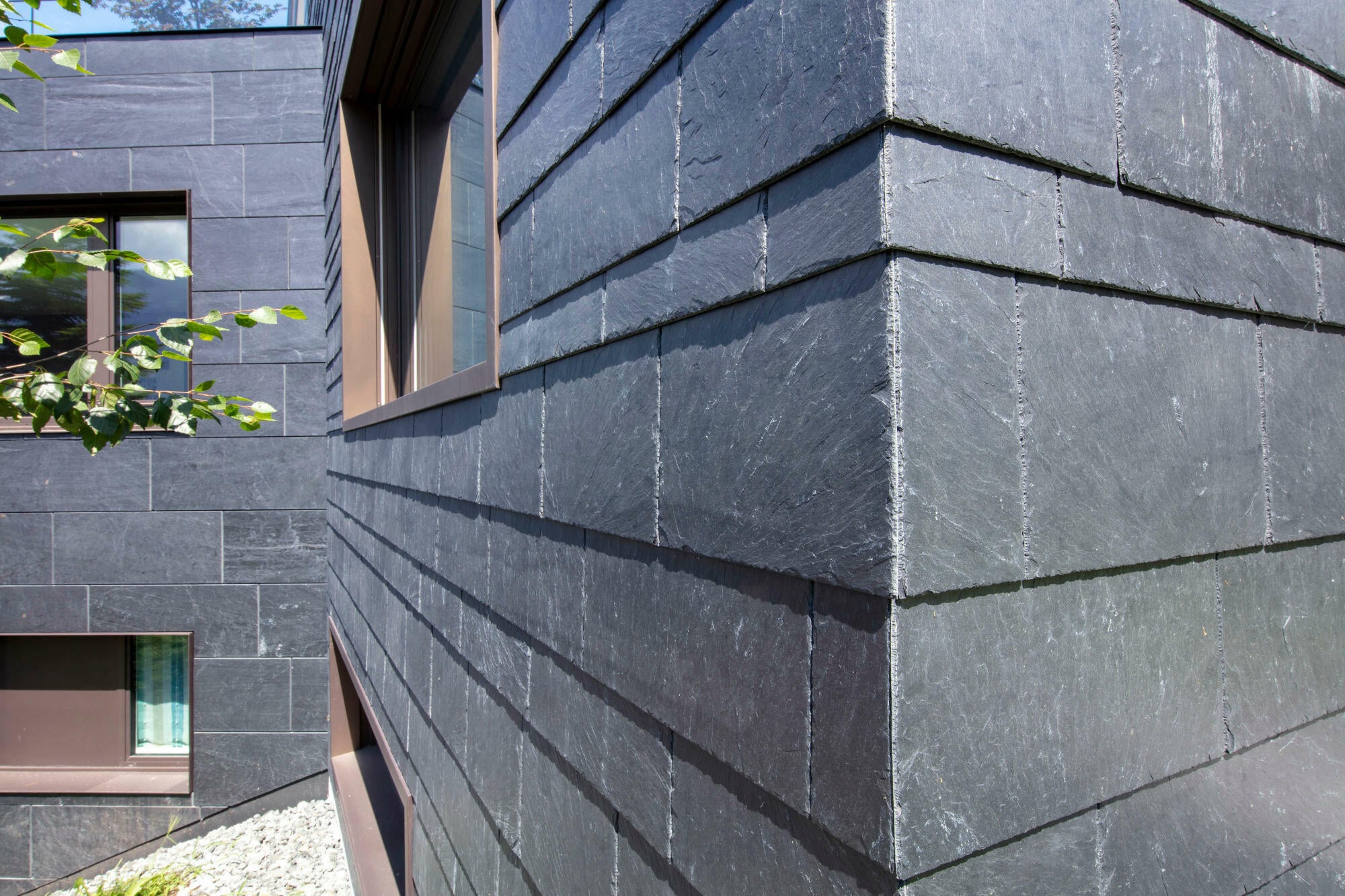 Schieferplatten in Symmetrischer Deckung an der Fassade eines Einfamilienhauses in Schwyz, Architektur: Marty