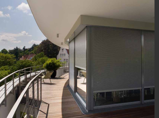 Sonnenschutz- und Rollladenbehang mit stabilen, doppelwandigen Profilen aus rollgeformtem Aluminium 