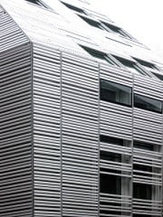Terracotta kann auch als Lamellenmaterial verwendet werden: Wohn- und Geschäftsgebäude am Mainzer Domplatz von Massimiliano Fuksas