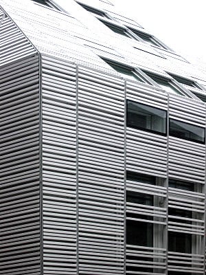 Terracotta kann auch als Lamellenmaterial verwendet werden: Wohn- und Geschäftsgebäude am Mainzer Domplatz von Massimiliano Fuksas