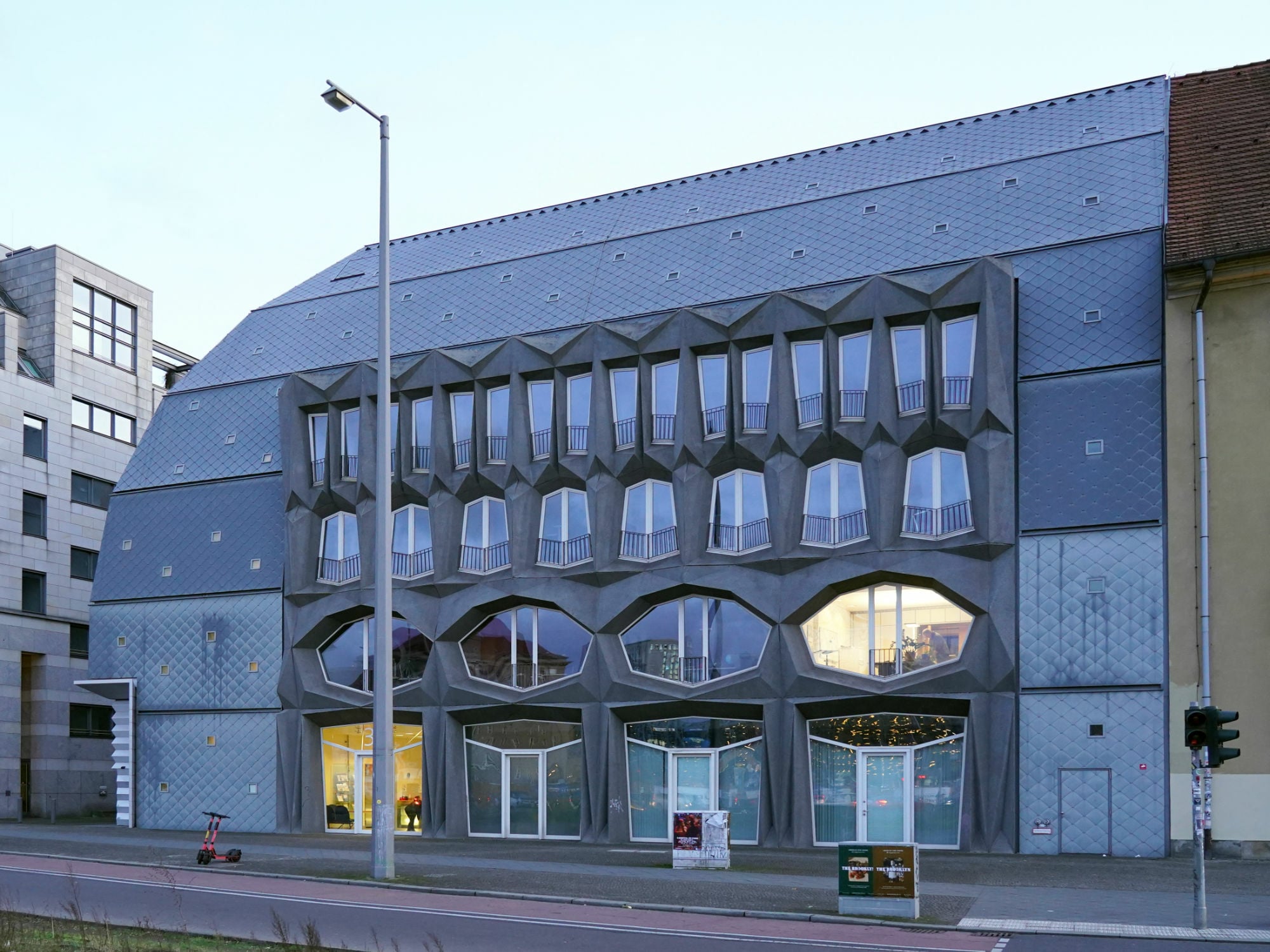 Fassade aus Zinkblech und Werksteinelementen am Bürogebäude der Berlinwasser-Holding in Berlin aus dem Jahr 2000, Architektur: Christoph Langhof
