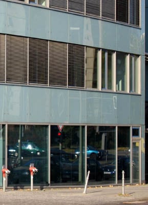 Bandfassade eines Büro- und Geschäftshauses an der Michaelbrücke in Berlin