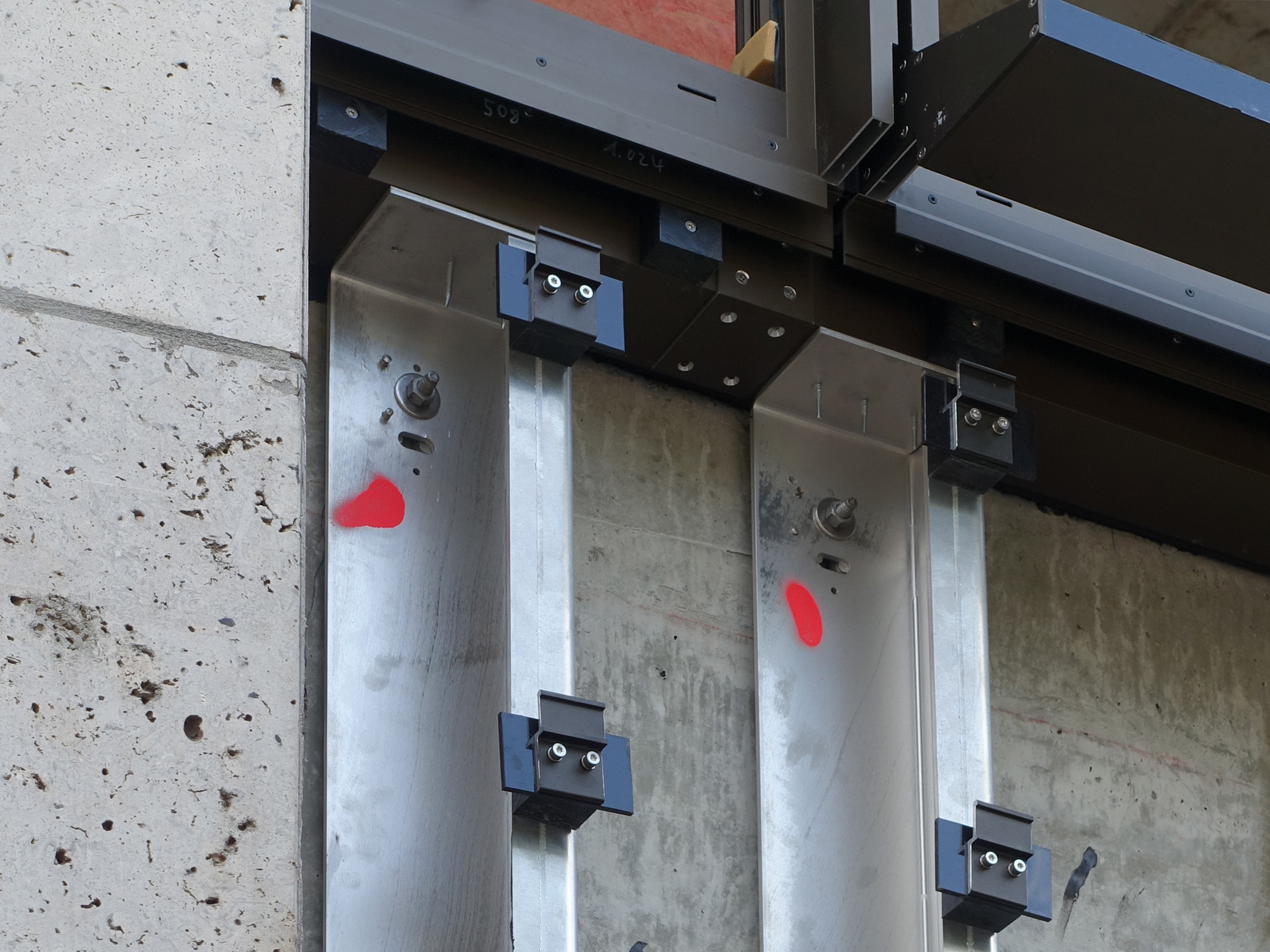 Üblicherweise besteht die Agraffe aus Aluminium.