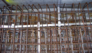 Fundamenterder (z.B. aus Bandstahl wie in der Abb.) werden in das Betonfundament eingelegt und mit einer mindestens 5 cm Betondeckung umschlossen