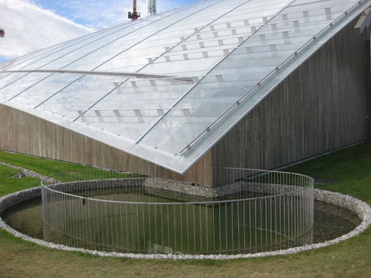 Leicht gekrümmtes Dach mit trapezförmiger Fläche beim Astrup Fearnley Museum of Modern Art in Oslo