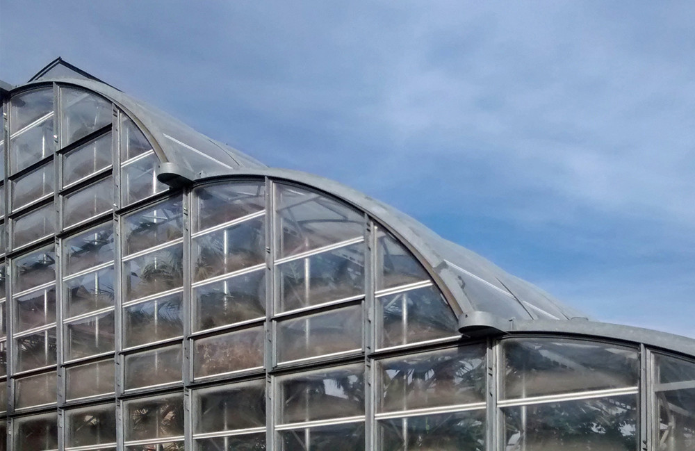Aneinander gefügte Viertelkreistonnendächer beim Tropenhaus auf der Insel Mainau