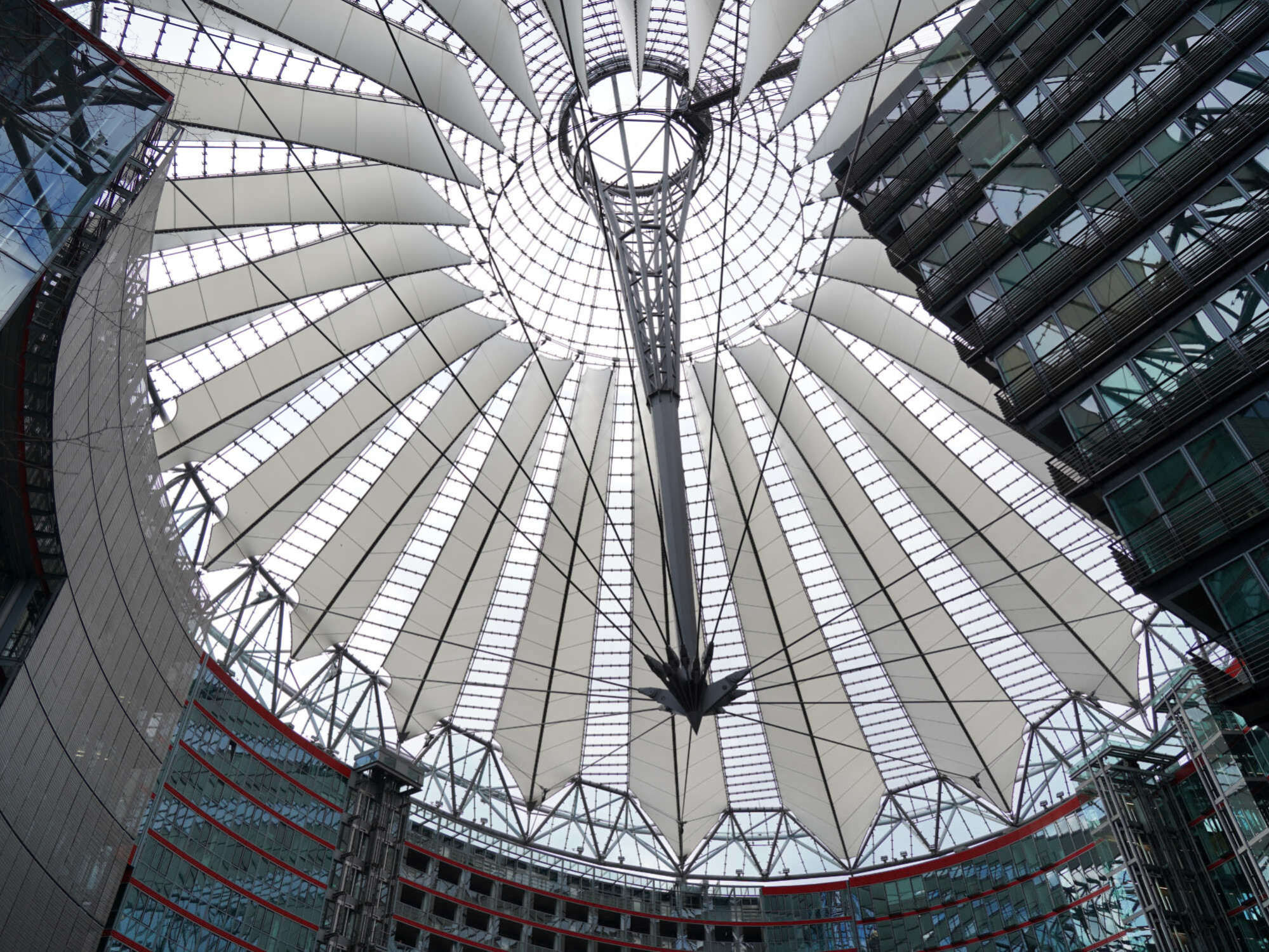 Dachkonstruktion aus Stahl, Glas und Gewebebahnen mit zwei radialen Seillagen über dem Forum des Sony Centers in Berlin.