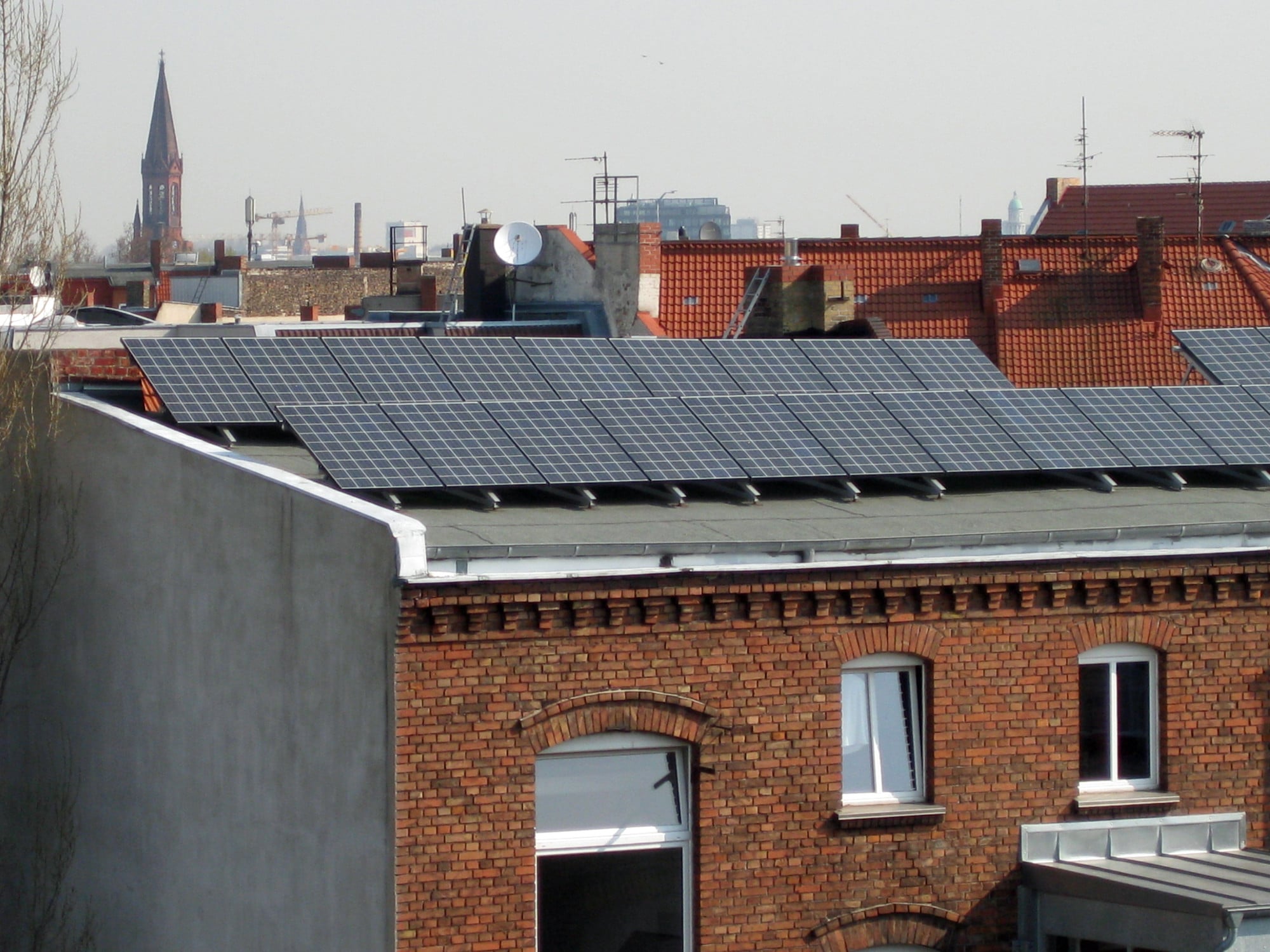 Photovoltaik-Anlage auf einem Wohnhaus in Berlin-Kreuzberg