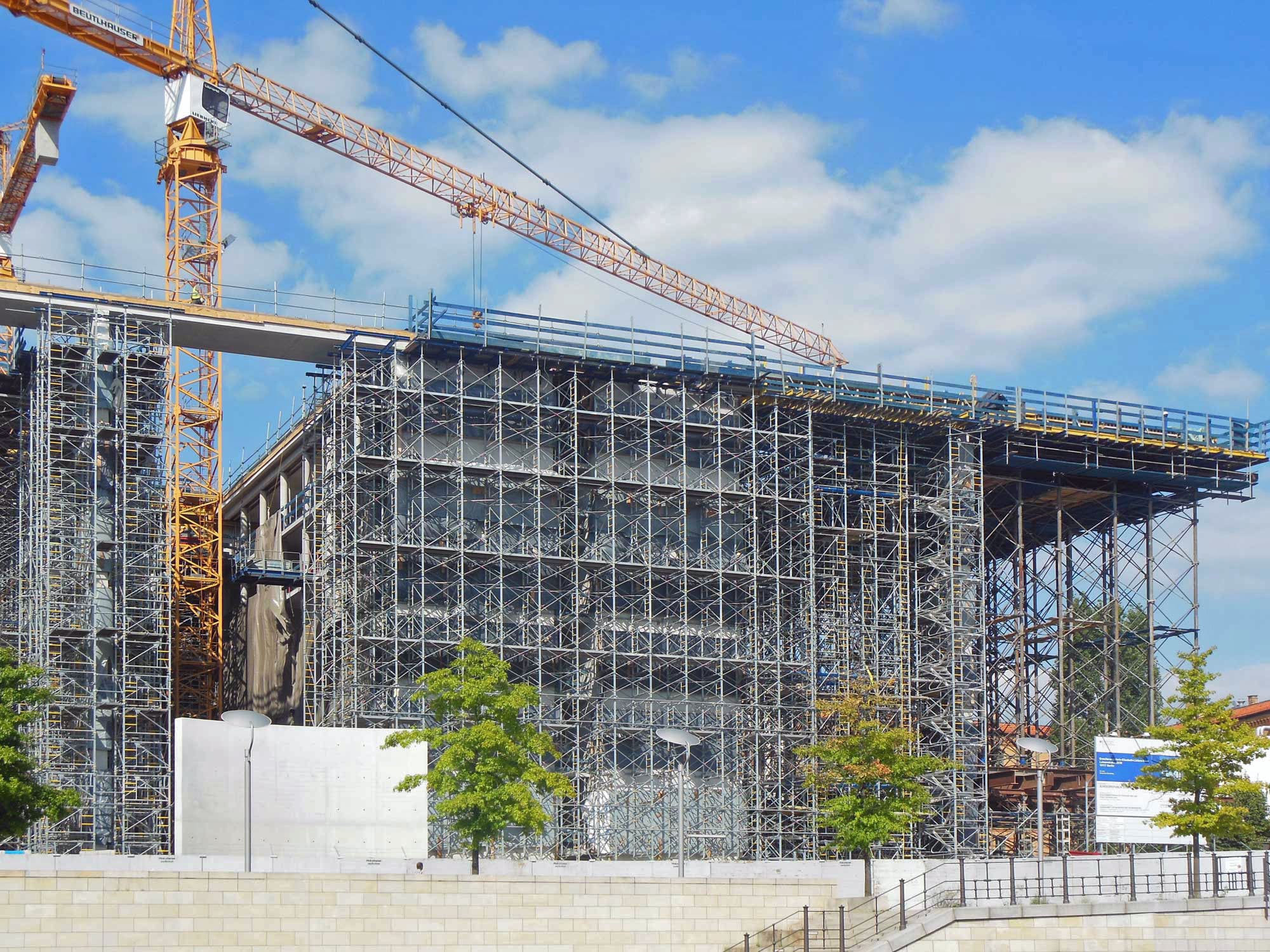 Traggerüst beim Bau des Berliner Marie-Elisabeth-Lüders-Hauses