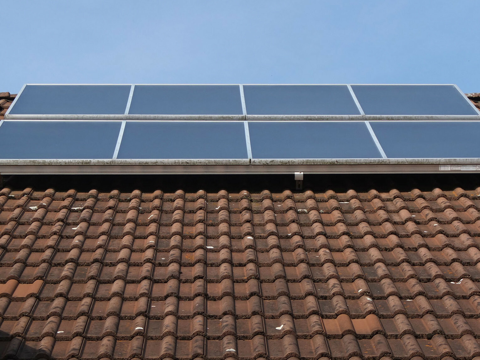 Solarkollektoren auf einem Wohnhausdach