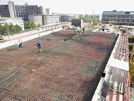 Unterhalb der Bewehrung sind die Rohrleitungen für die Bauteilaktivierung zu erkennen