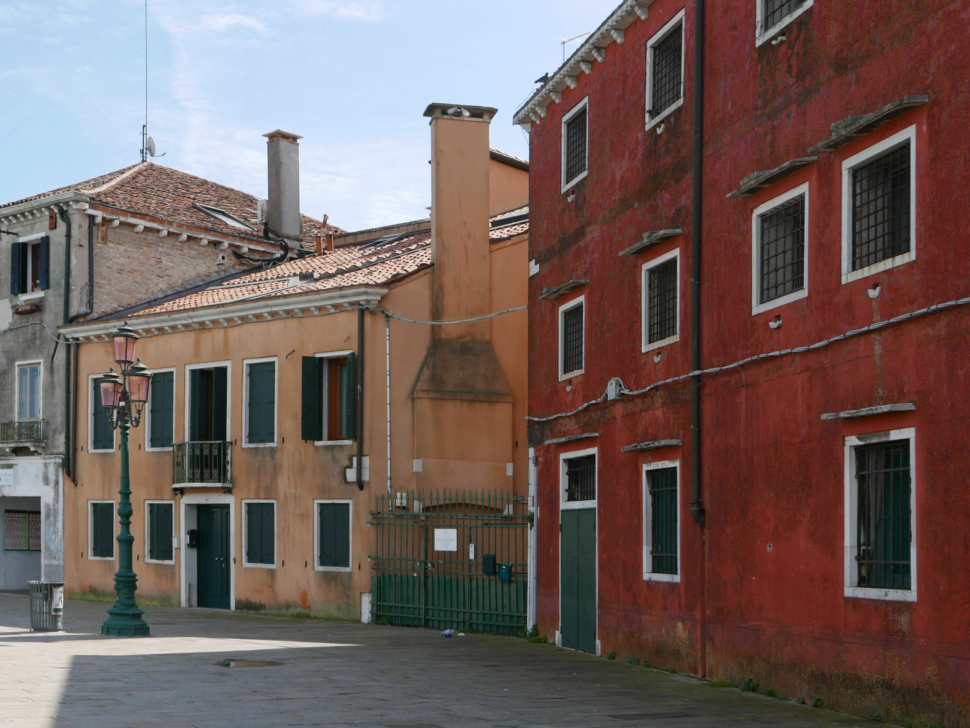 Geputzte Fenster- und Türenfaschen in Venedig