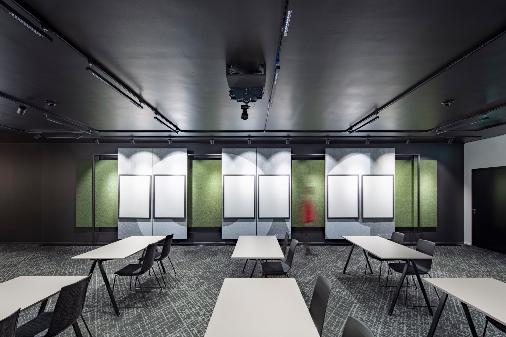 Büro- und Arbeitsbereiche mit akustisch wirksamen Teppichböden in der Firmenzentrale von Object Carpet in Denkendorf.
