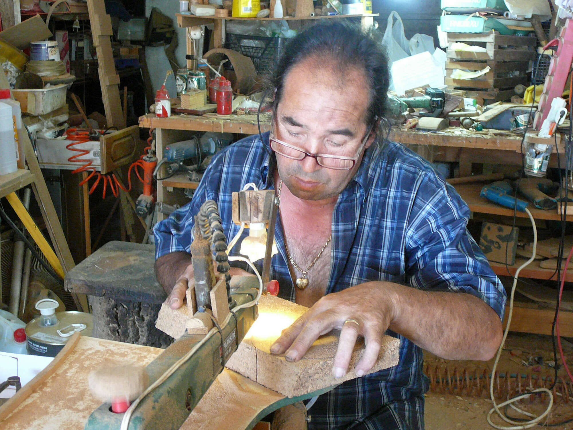 Korkverarbeitender Handwerker an der Algarve, der Produkte für das Projekt TASA herstellt.