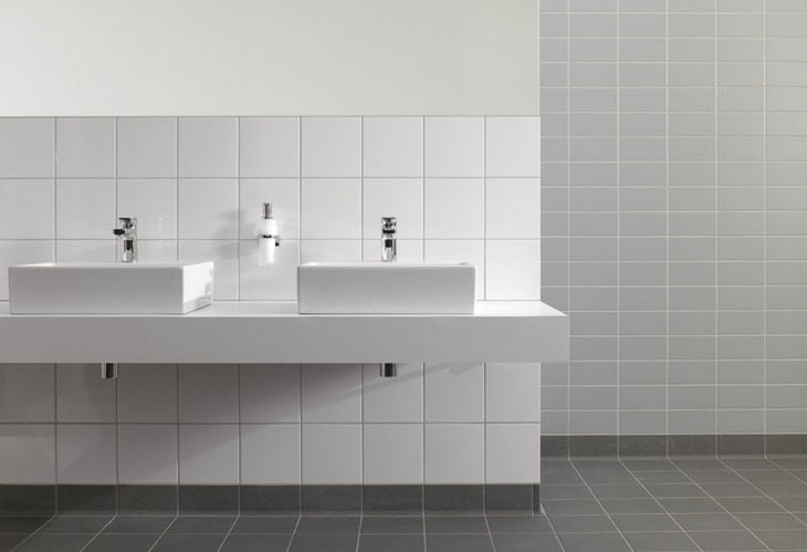 Weiße Steingutfliesen für die Wand