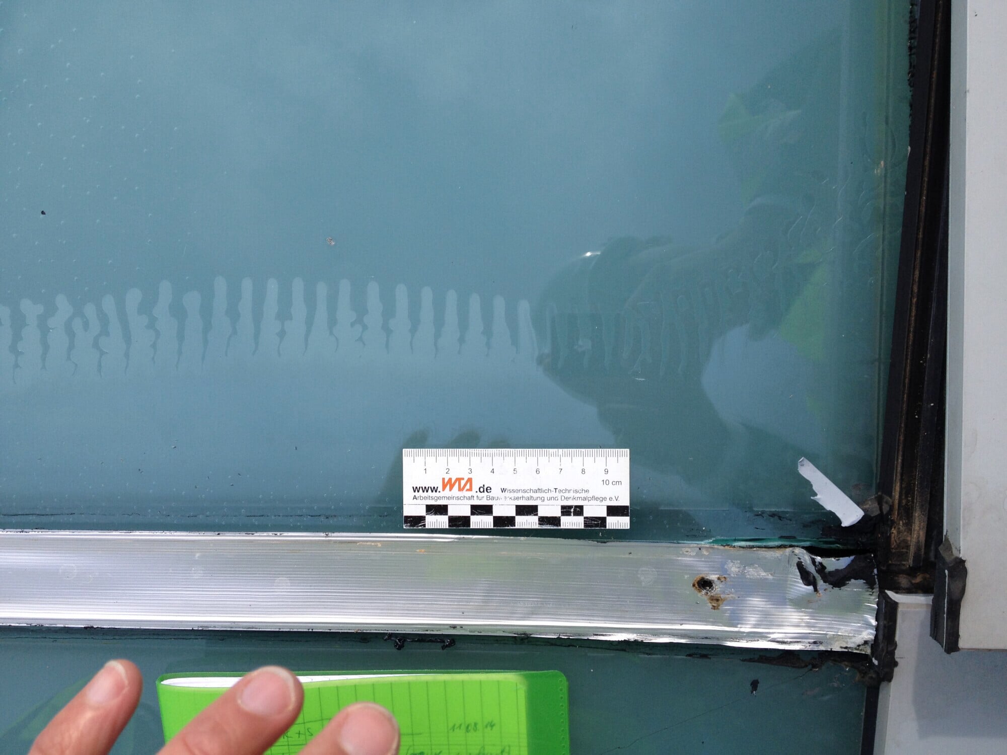 Delamination einer Verbundsicherheitsverglasung (innere Glasschicht einer Isolierverglasung)