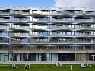Gläserne Balkonbrüstungen am sogenannten Kunstcampus, einem Berliner Wohnprojekt, Architekten: léonwohlhage 