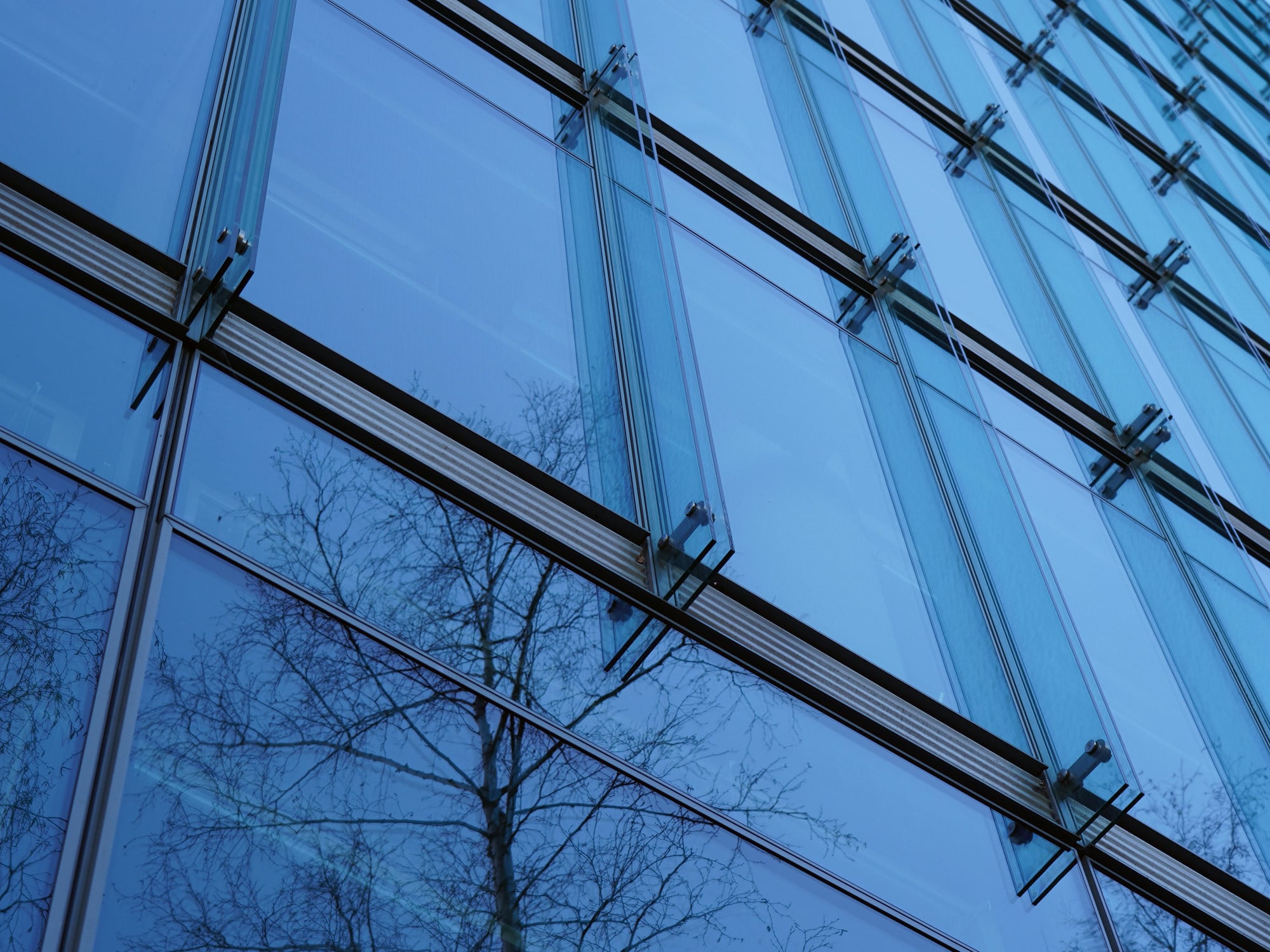 Außenliegende Glasschwerter an der Fassade des Berliner Sony Centers, Architktur: Murphy/Jahn