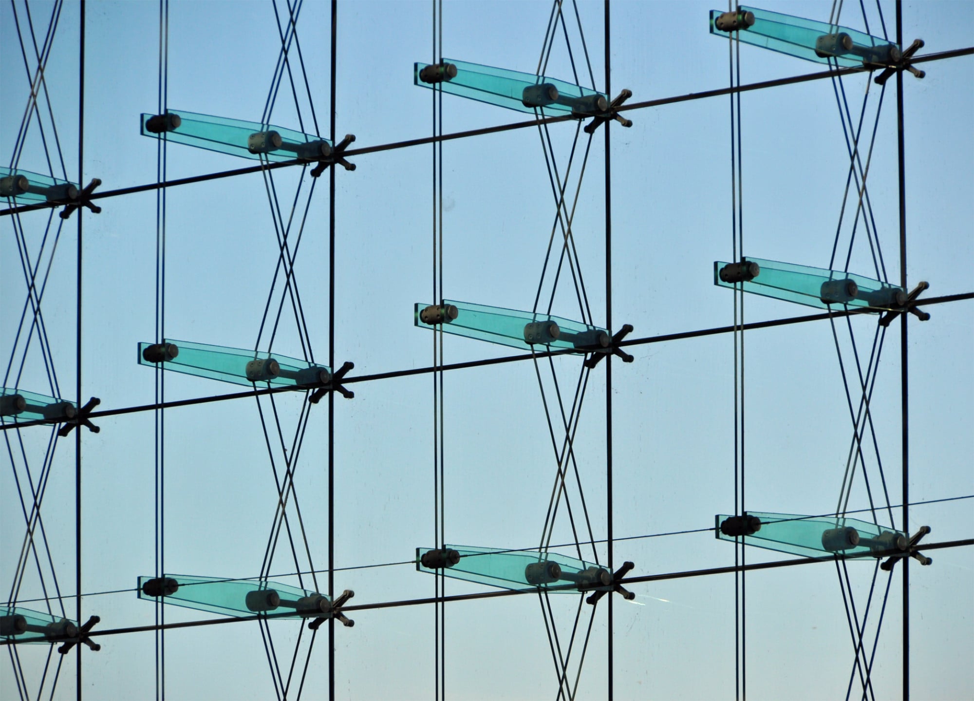 Eingangsfassade mit Glasschwertern am Berliner Hauptbahnhof, Architektur: gmp Architekten