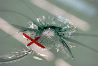 Nachweis gegenüber einem hartem Stoß: Auftreffstelle einer Stahlkugel auf VSG