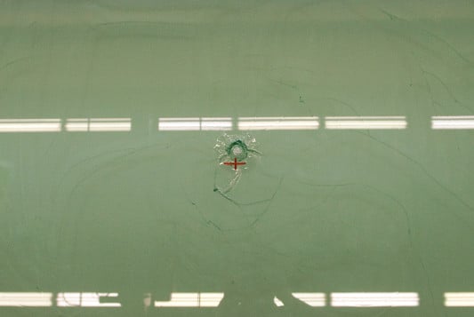 Detail der Auftreffstelle nach Durchführung eines Kugelfallversuches auf teilvorgespanntem Glas (TVG)
